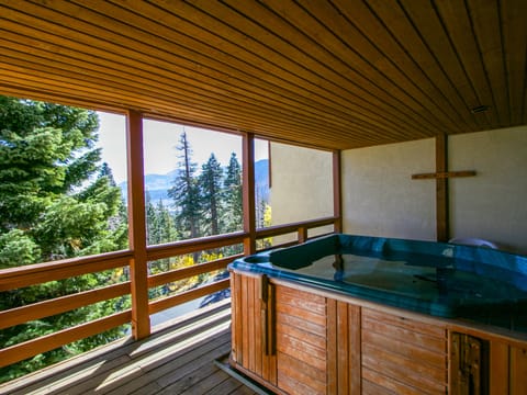 Bridges Townhome 7 Gorgeous Mountain Views, Private Jacuzzi, Steps to Eagle Lodge Condo in Mammoth Lakes