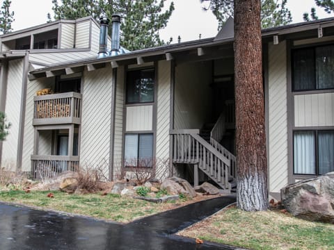 Horizons 4 150 Mountain Rustic, Walk To Shops and Restaurants, On Shuttle Route to Lodges Condo in Mammoth Lakes
