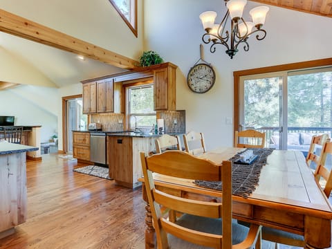 3 Spyglass Home on Meadows Golf Course feature Brand New Hot Tub and Bikes Casa in Sunriver