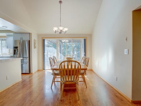 Pet-Friendly 13 Ollalie Home features Double Car Garage House in Sunriver