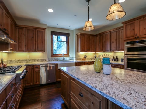 Graystone 2110 5-Star Luxury House with Private Jacuzzi and Double Garage Condo in Mammoth Lakes