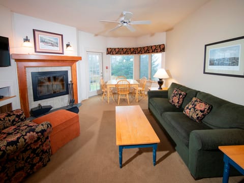 2Br Solitude -Ski-in, Ski-out Access to Promenade Trail Apartment in Mount Holly