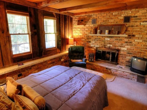 Master Bedroom with Fireplace- Queen Bed, 1st Level