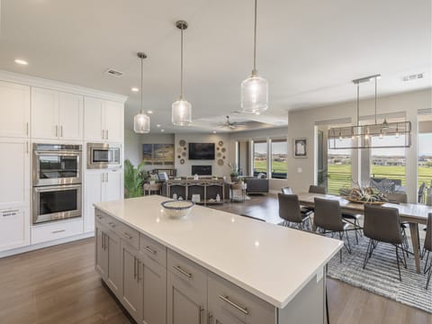 Enjoy the fantastic views of the Ledges Golf Course while preparing a meal in the well-equipped kitchen. All dishes, cookware, cutlery, and much more are provided to ensure many delightful meals.