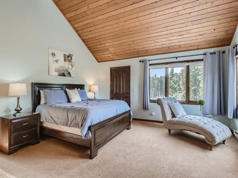 King Primary Suite w/ Private Deck, Chaise Lounge &amp; Views, &amp; Ensuite Bath