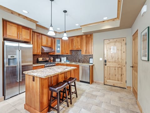 Fully loaded kitchen with Bosch appliances. - Granite Counter Tops