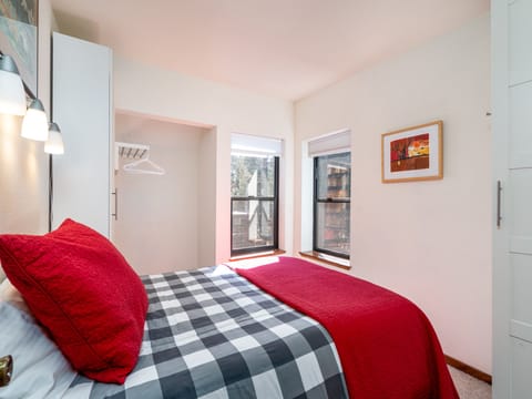 Come enjoy this quiet Condo - Corner Unit sleep 4!