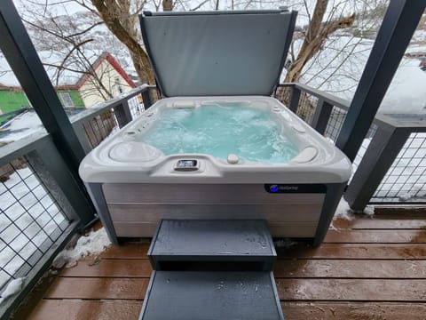 Unit B New Private Hot Tub on Deck!