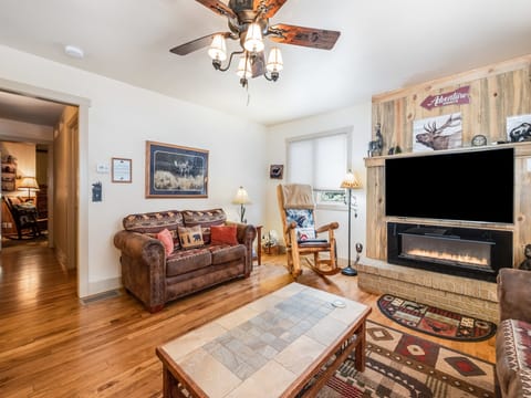 Bear House - Warm up in the cozy living room, with the convenience of an electric fireplace and a flat screen Tv.