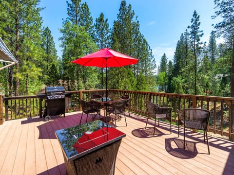 The back deck with BBQ and seating four a nice outdoor meal. Unit 13 Lot 381 Vacation Rental (Marina Beach cove)
