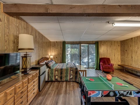 Two twins and two full beds in the bonus room. Unit 13 Lot 351 Vacation Rental (Grizzly Blair Lodge)