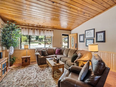 Living room area. Pine Mountain Lake Vacation Rental "Big Foot Retreat" - Unit 4 Lot 355.