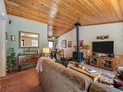 Spacious living area. Pine Mountain Lake Vacation Rental "Big Foot Retreat" - Unit 4 Lot 355.