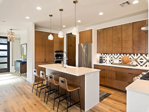 Kitchen Bar with Seating for 4