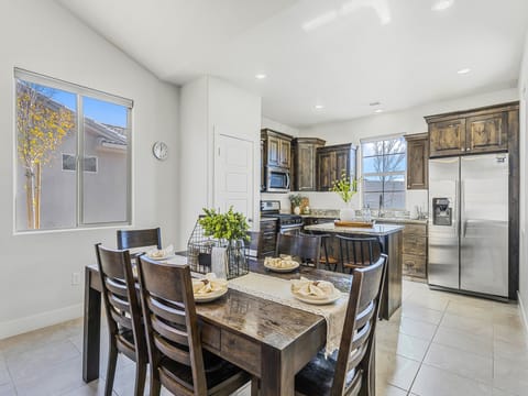 Fully Equipped Kitchen/Dining