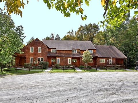 Glazebrook townhouses are located minutes to the base of the Killington mountain in the winter, and the Killington Golf Course in the summer