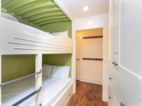 Built in Queen Bunk Beds