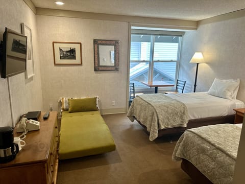 Two Twins with Daybed