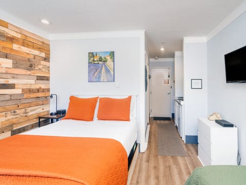 111 Queen Bed and Kitchenette