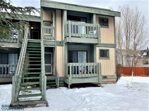 Snow covered Big Bear Cool Cabins, Affordable Lakeview Condo