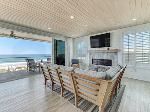 Living Area/Ocean View/TV