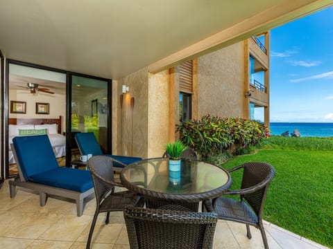 Dining for 4 and lounging for two on the private lanai