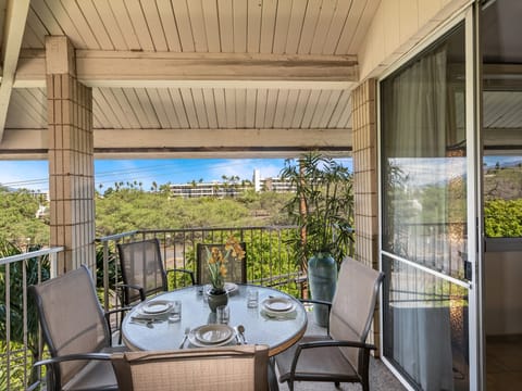 Tropical outdoor dining