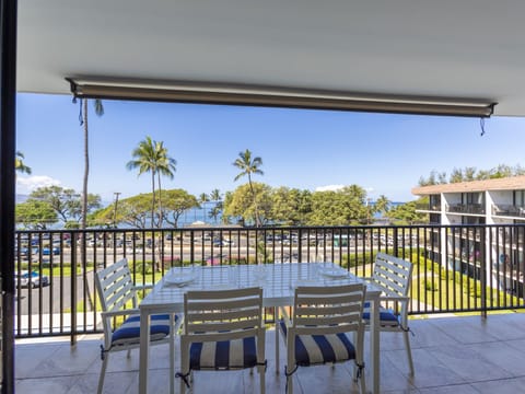 Seating for 4 on the spacious lanai.