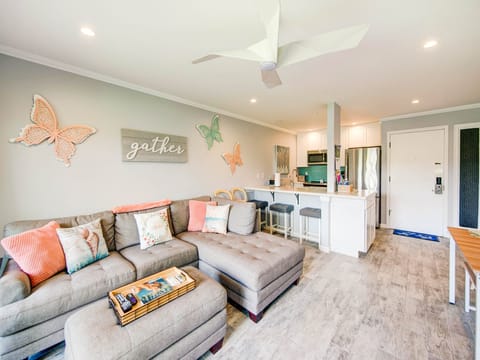 Light~ Bright and Beautiful with A/C just minutes to the beach!