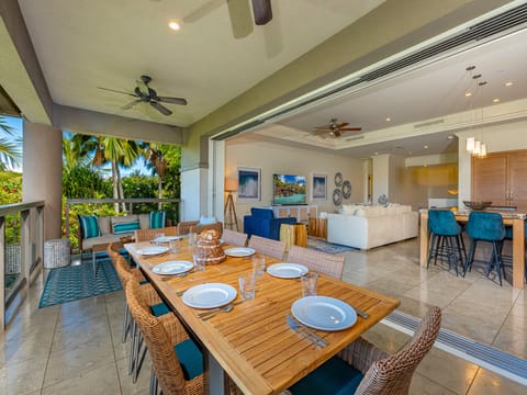 Seating for 8 on the spacious lanai