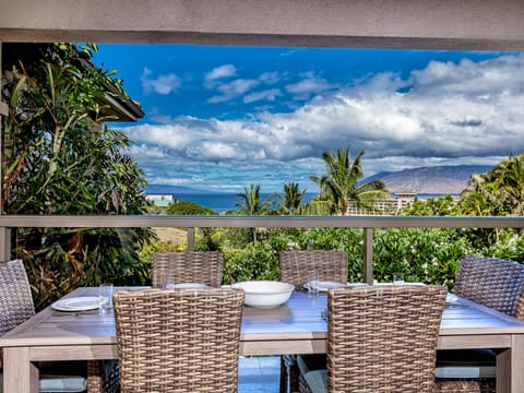 Dine with a surrounding filled with this amazing view.