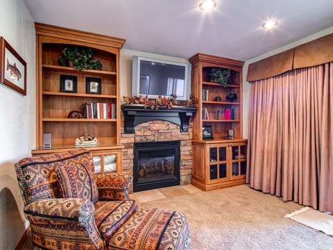 Cozy gas fireplace large screen TV - ParkCityLodging_RacquetClub60_Living_3