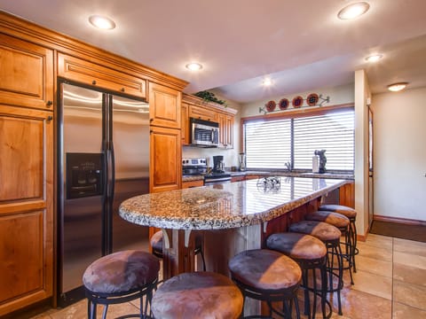 Counter seating 8 - ParkCityLodging_RacquetClub60_Kitchen_1