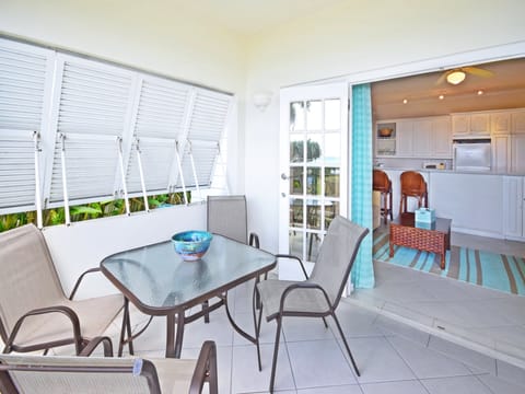 Casual dining space - great area for breakfasts and dinners with the sound of waves in the background