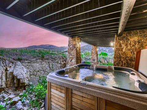 Covered Hot Tub with peek-a-boo mountain views!