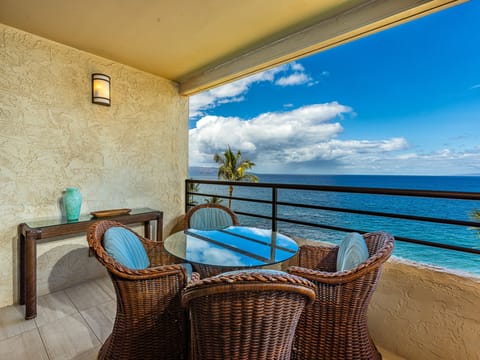 BEAUTIFUL ocean view while dining on the lanai