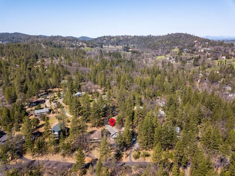 Aerial view location of Pine Mountain Lake Vacation Rental