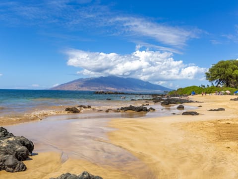 LookingToward the West Maui Mountains from Kam III Beach