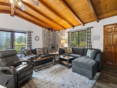 Living room. Pine Mountain Lake Vacation Rental "The Tree House" - Unit 8 Lot 207.