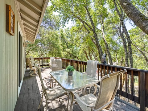 Deck with table and chairs. Pine Mountain Lake Vacation Rental "The Gathering Place" - Unit 3 Lot 90.