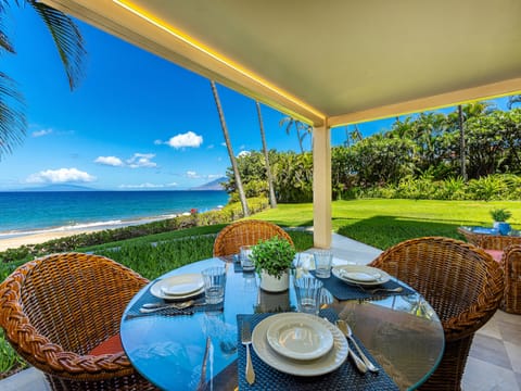 Enjoy dining for 4 and lounging on the lanai