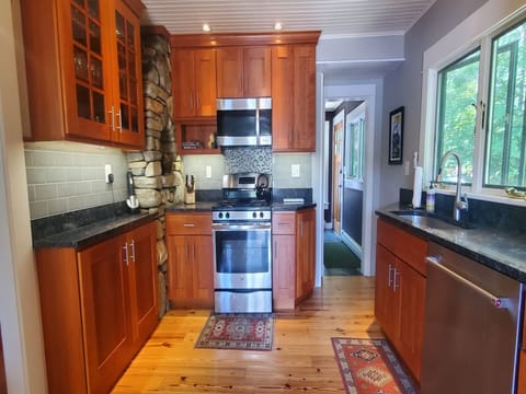 Fully equipped modern kitchen.
