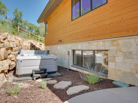 Vacation rental private hot tub and stone steps leading to the entry steps.