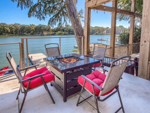 Tranquil views of Lake Dunlap! Propane firepit and kayaks!