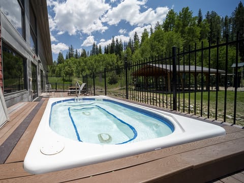 Clubhouse Outdoor Hot Tub (closed until mid DEC)