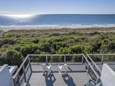 Beachside Deck with Stunning Views