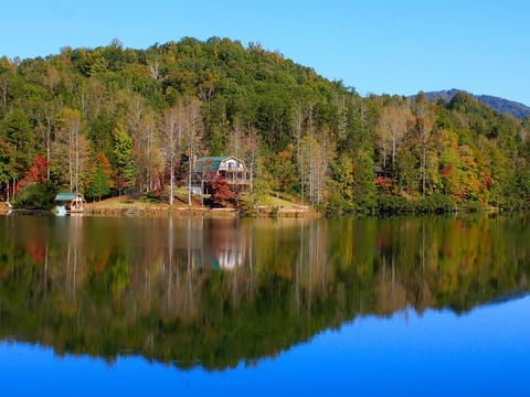 Welcome to the Stunning Lodge on Mirror Lake!