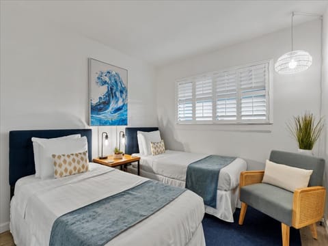 Twin beds in the guest bedroom