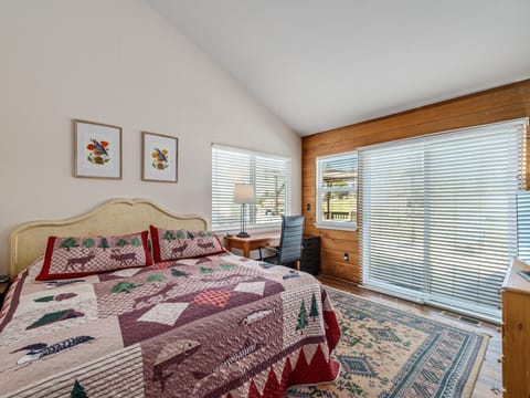 Master Bedroom.
Pine Mountain Lake Unit 4 Lot 44. Vacation Rental (Kathy's Korner)