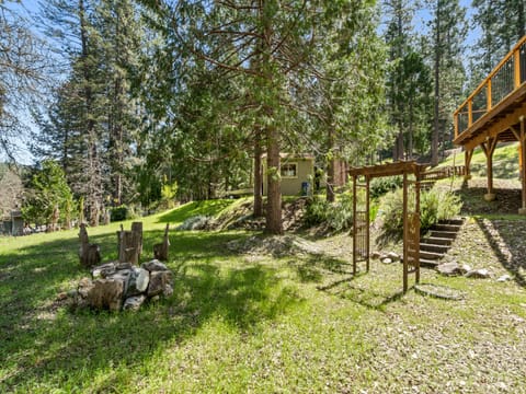 Back Yard. Unit 4 Lot 315. Vacation Rental (The Cozy Cabin)